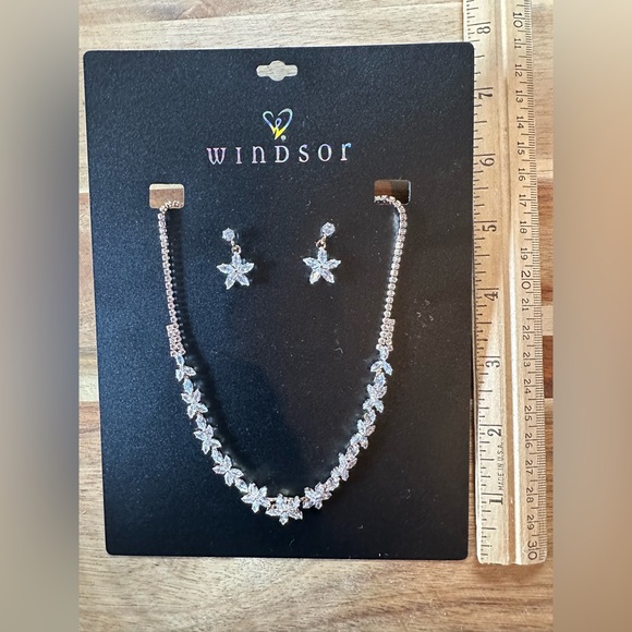 Windsor Silver Starburst Jewelry Set Necklace & Earrings - Picture 4 of 5